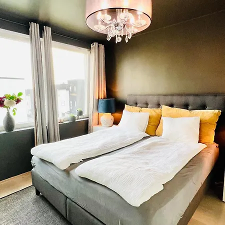 Dvergsnes Modern Townhouse Apartment *